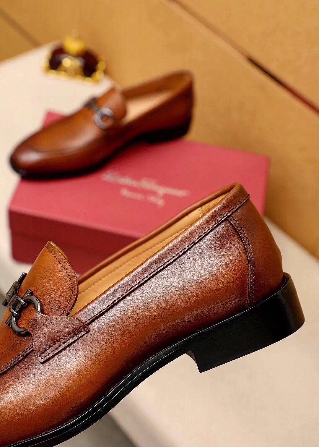 Men's shoes 💰460 💐 Product trademark: Ferragamo "Ferragamo" casual leather shoes Regular size: 38-44 (custom-made at 45.46.47🉑️) Product materials: Selected imported first-layer calfskin upper + original hardware buckle, imported water-dyed cow leather lining. Strong three-dimensional visual effect, combined outsole Color: 2⃣️colors available